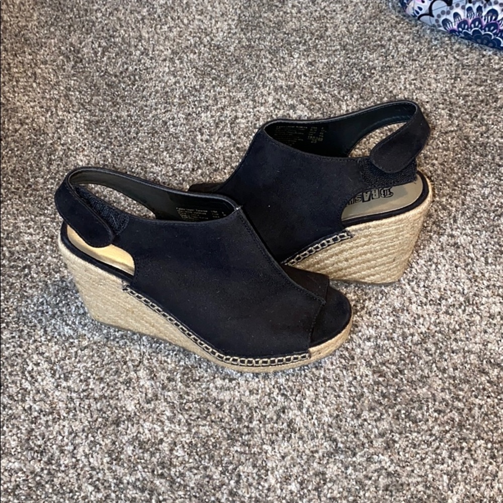 Black wedges